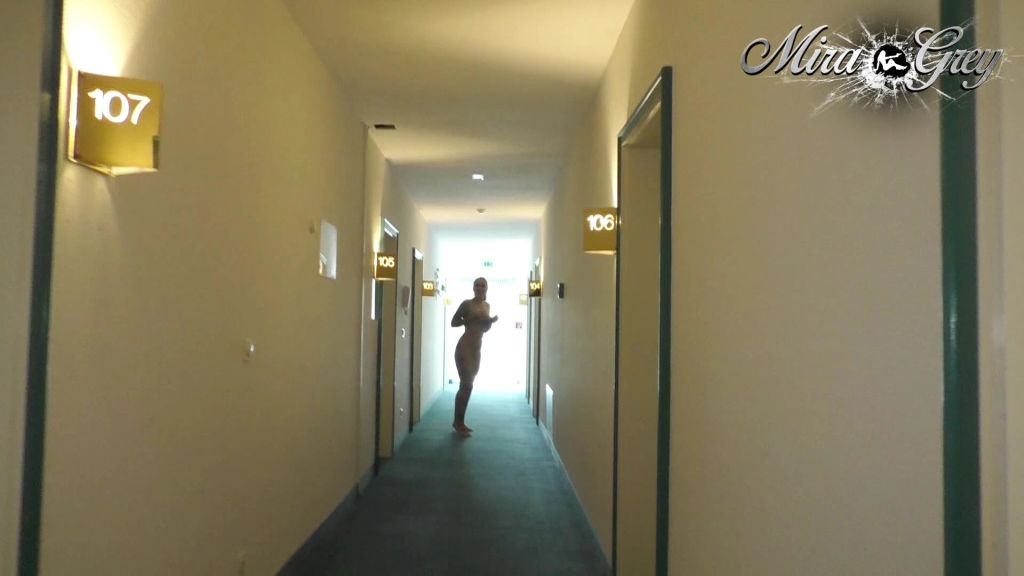 sexy foto nr. 9 von extreme Piss - mitten im Hotel !
