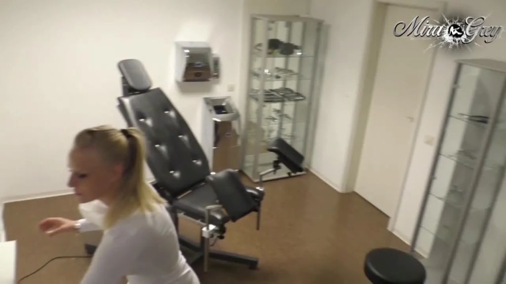 sexy foto nr. 1 von Perverser Frauenarzt - Spermainjektion vom XXL Schwanz !