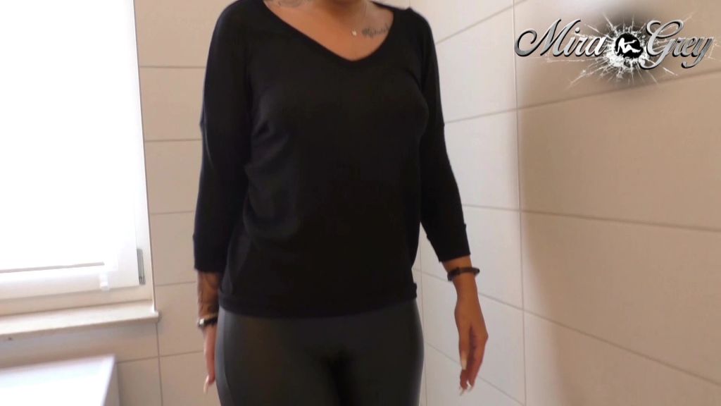 sexy foto nr. 2 von Die Piss Sturm Flut -Hochdruck aus der Wetlook Muschi !