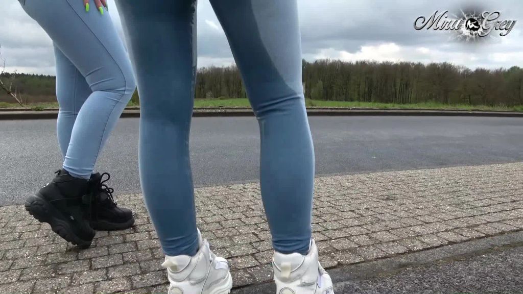 sexy foto nr. 4 von Mega Public eingepisst ! Mira & Lara