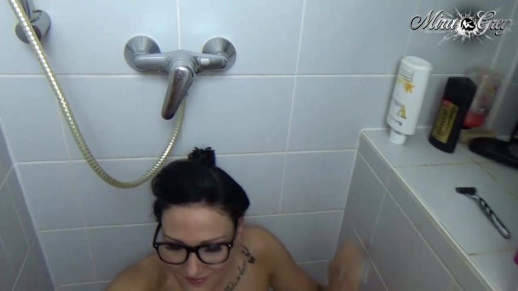 sexy foto nr. 2 von So Devot! Angepisst und Vollgewichst