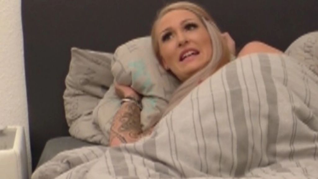sexy foto nr. 10 von Ups - Bett der Eltern voll gesquirtet