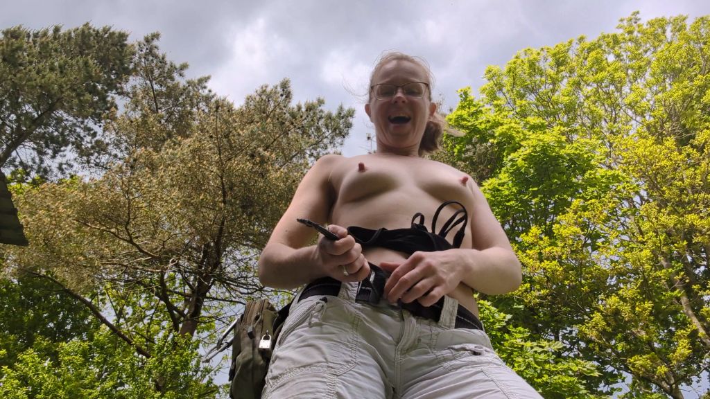 sexy foto nr. 2 von QUIKY :: geil beim Rasen Mähen 🌷😘💦🫠