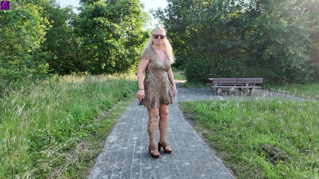 sexy foto nr. 1 von Public Outdoor Squirt mit Muschisaft schlucken & Naked-Walk!