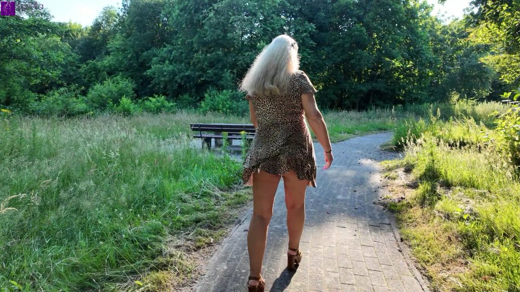 sexy foto nr. 2 von Public Outdoor Squirt mit Muschisaft schlucken & Naked-Walk!