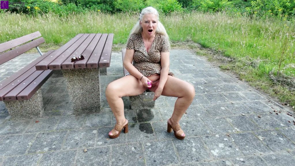 sexy foto nr. 5 von Public Outdoor Squirt mit Muschisaft schlucken & Naked-Walk!