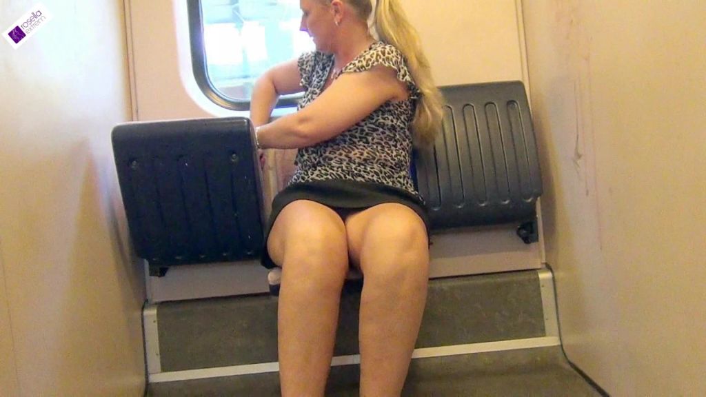 sexy foto nr. 2 von Echt krass! Public in der Bahn gepisst!
