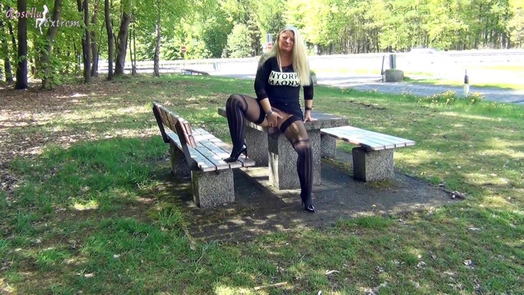 sexy foto nr. 2 von Public Outdoor Piss und 2 mal Weiber Pisse schlucken!