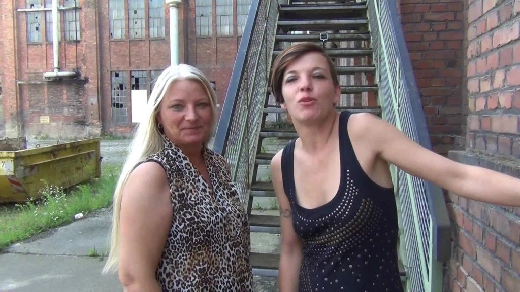 Public Weitpiss-Challenge! Roxy vs Rosella!