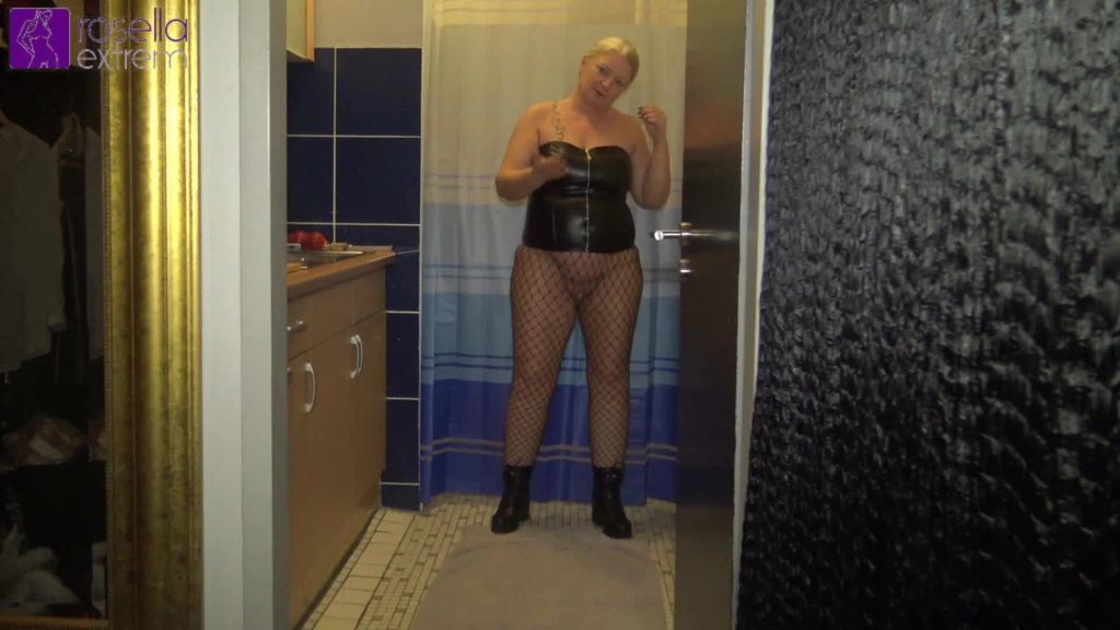 Hot Svenja, ins Maul gepisst!