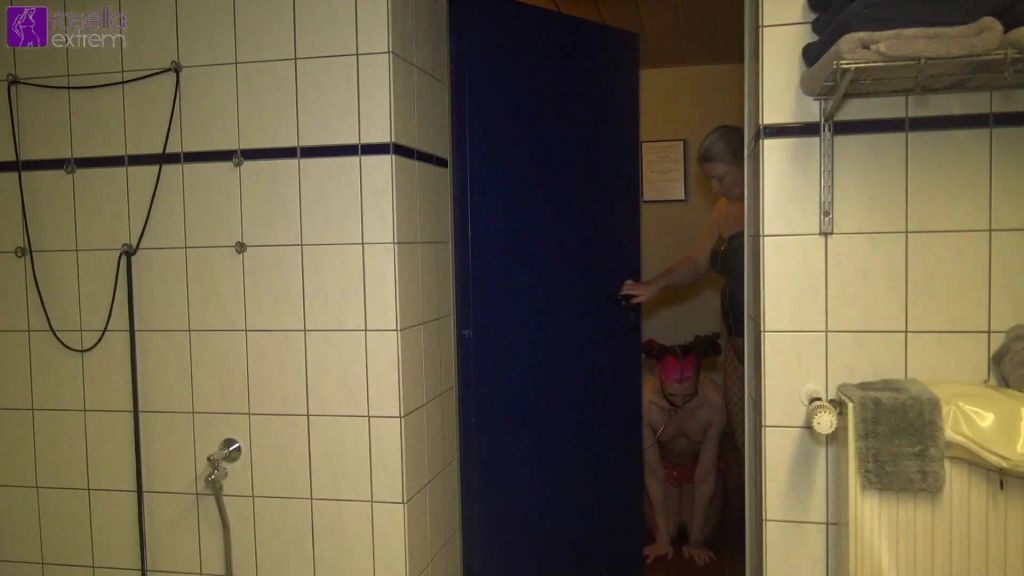 Sklavin kotzt einem Sklaven extrem ins Maul!