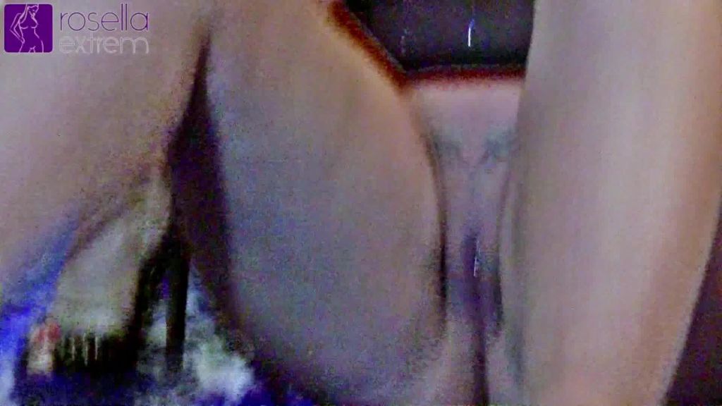 sexy foto nr. 5 von Geile Lesbo Piss-Action! 2 Milfs im Pisse-Fieber!