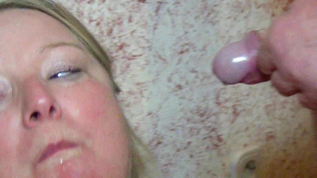 sexy foto nr. 7 von 2 Milfs schlucken Pisse in einer Kneipe!