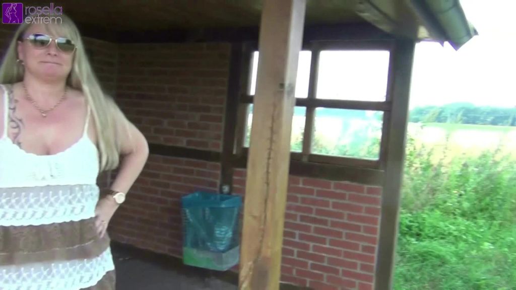 sexy foto nr. 6 von 4 mal Extrem Public pissen! Public Piss Compilation!