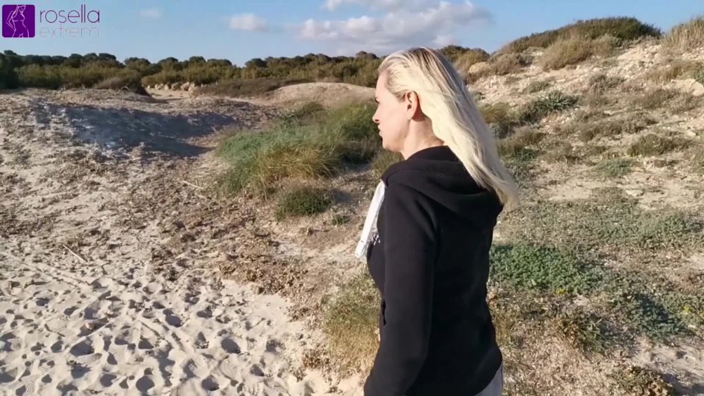 sexy foto nr. 2 von Public Piss mit Tina am Meer! 2 Geile Milf Mumus und Ärsche!