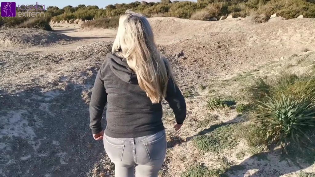 sexy foto nr. 3 von Public Piss mit Tina am Meer! 2 Geile Milf Mumus und Ärsche!