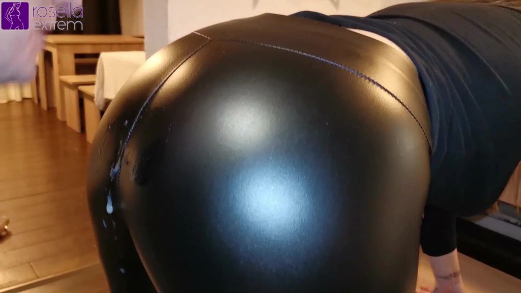 sexy foto nr. 10 von Besamter Wetlook-Leggings Arsch sauber geleckt!