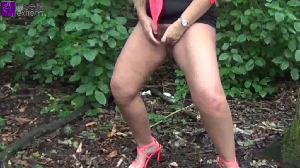 sexy foto nr. 6 von Beim Wildpinkeln beobachtet worden und dann vollgepisst!