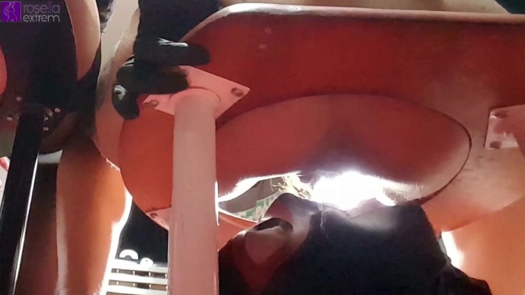 sexy foto nr. 3 von 3 Dominas füllen 2 Sklaven mit ihrer Pisse ab! Kamera 1