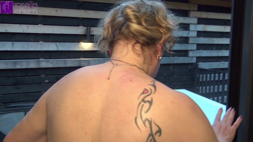 sexy foto nr. 2 von Public Outdoor Piss von Tina und Rosella auf der Spa-Terasse