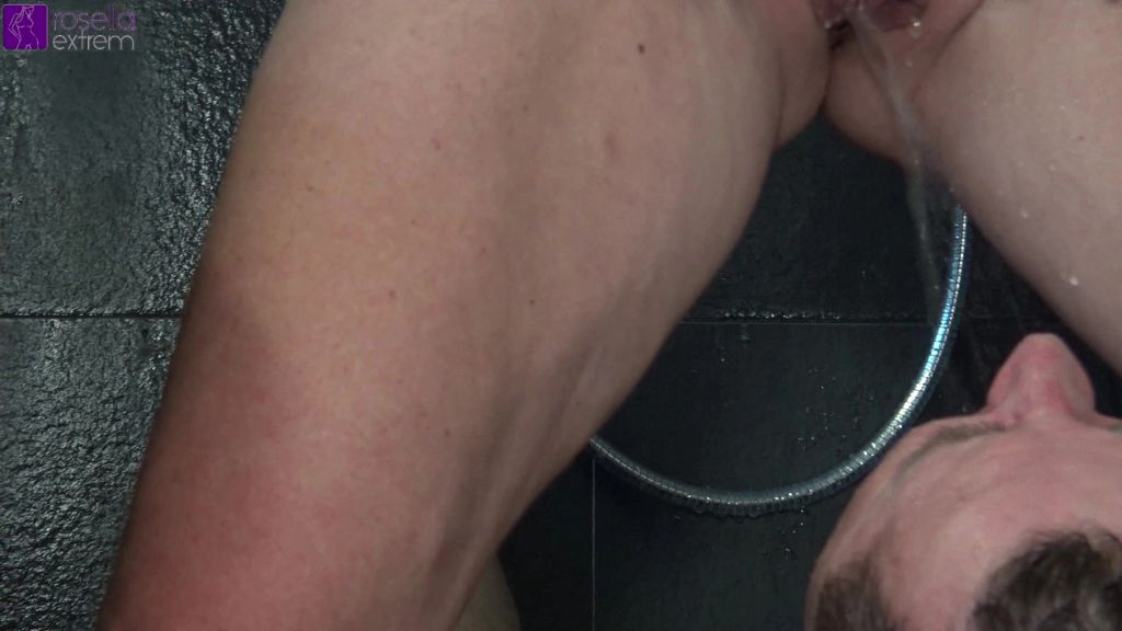 sexy foto nr. 5 von Dirty-Tina pisst einem Kerl, in der Sauna, ins Maul!