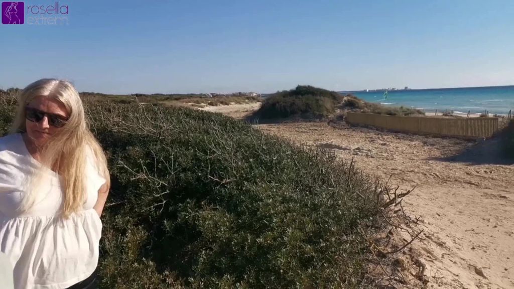 sexy foto nr. 2 von Tina und Rosella pissen gemeinsam - Public am Strand!