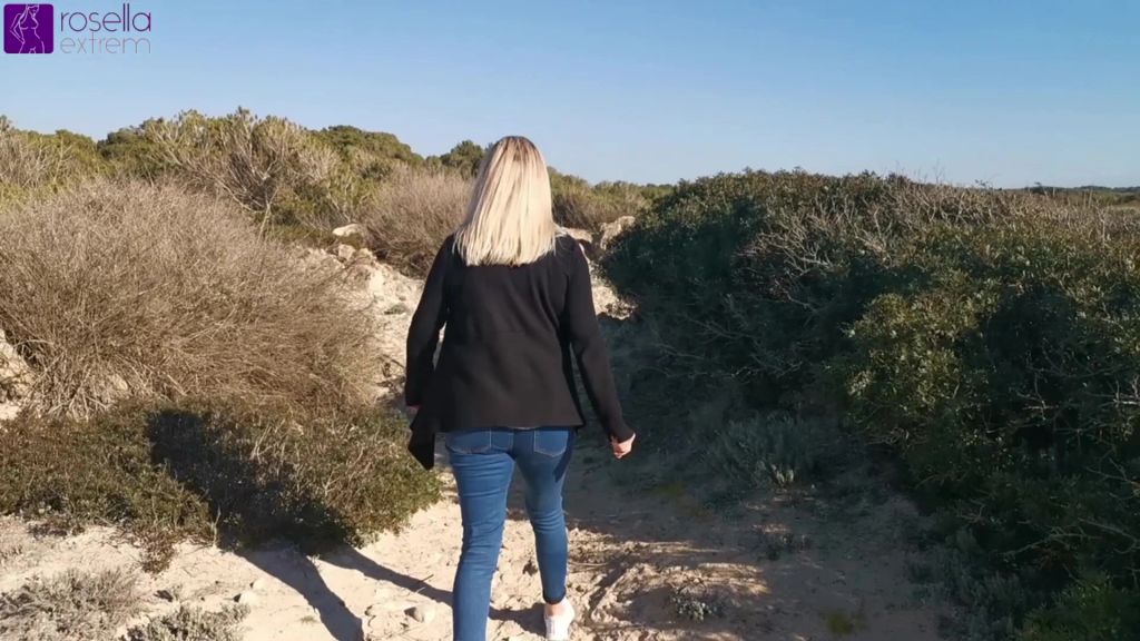 sexy foto nr. 3 von Tina und Rosella pissen gemeinsam - Public am Strand!