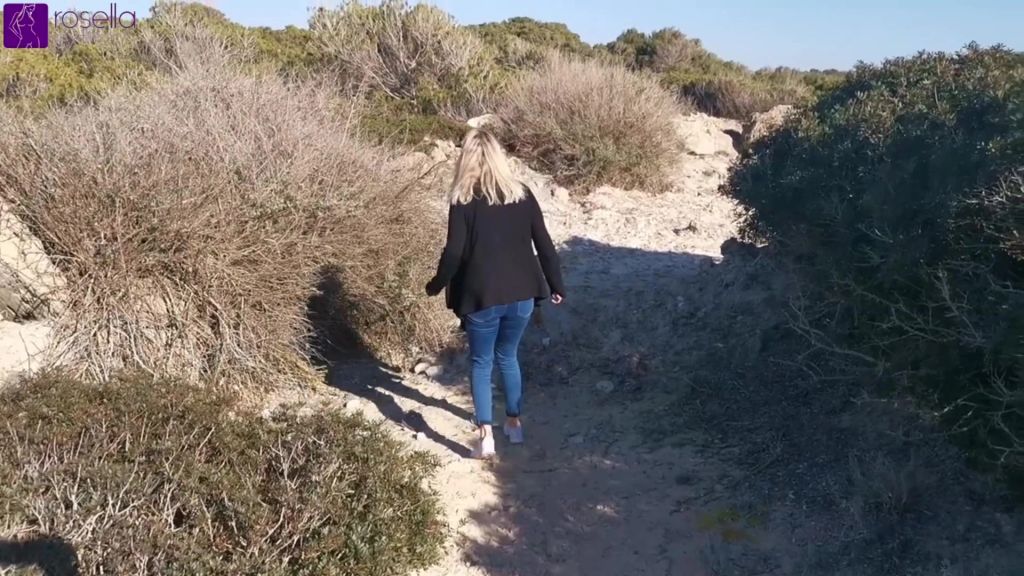 sexy foto nr. 4 von Tina und Rosella pissen gemeinsam - Public am Strand!
