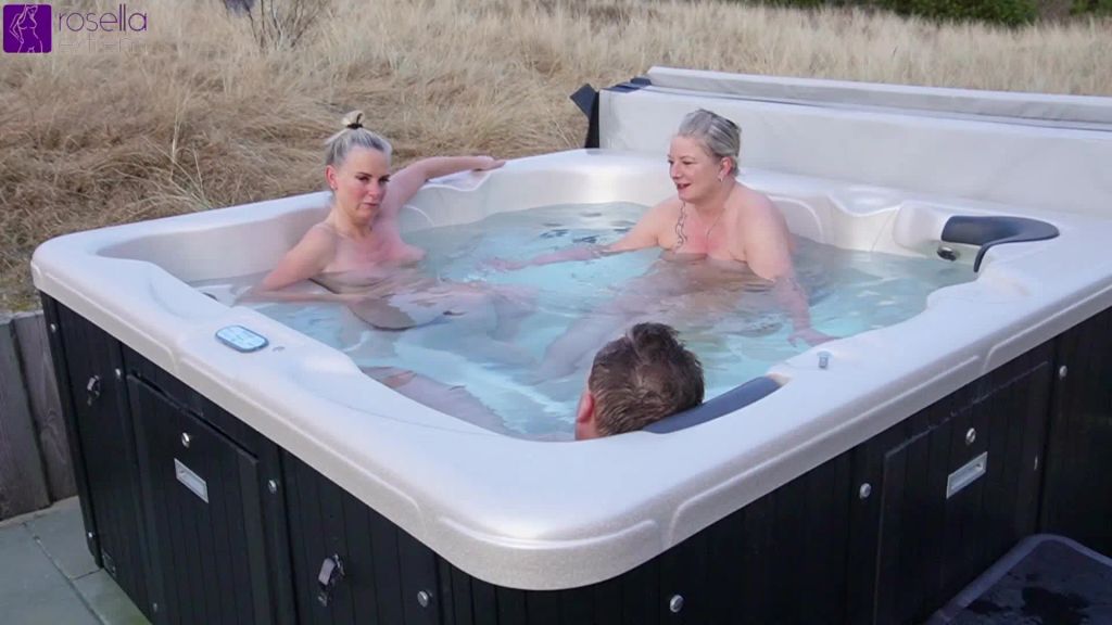 sexy foto nr. 1 von Tina´s und Rosella´s Pipi-Rache im Outdoor-Whirlpool!