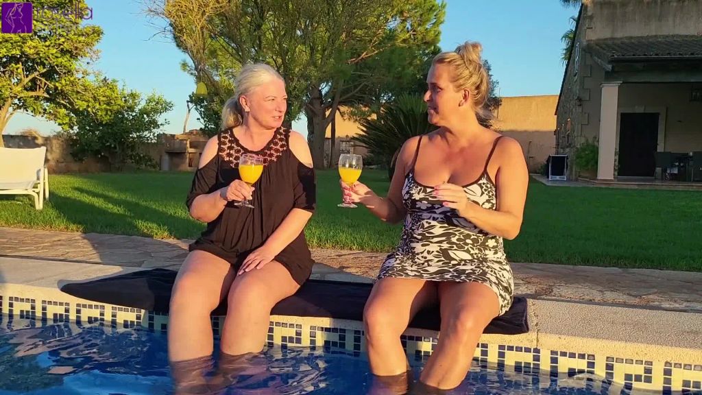 Zusammen mit JuliaPink - dem Poolboy in das Maul gepisst!