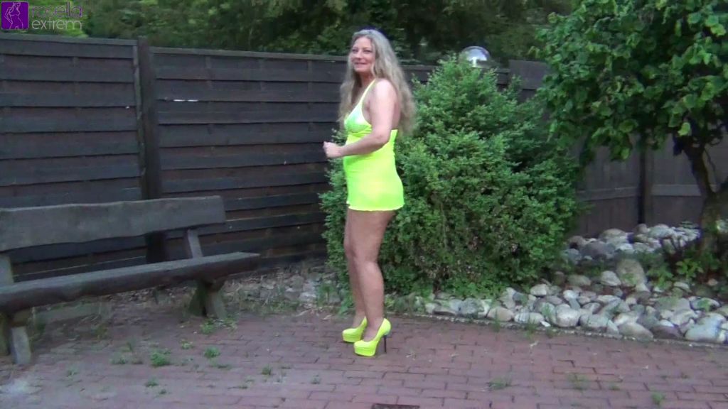 sexy foto nr. 1 von Outdoor Piss-Orgie!Was oben rein geht muss unten wieder raus