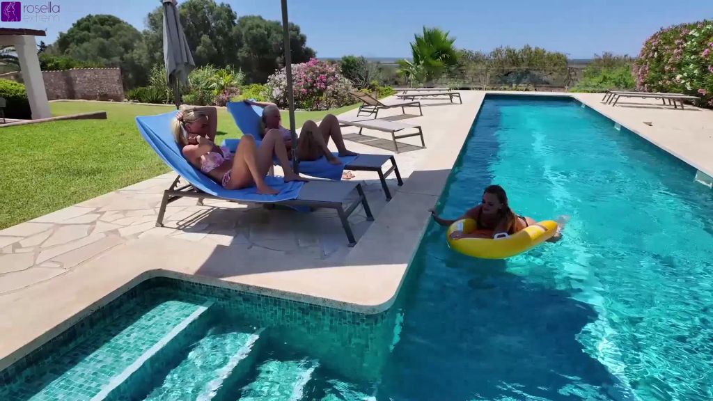 sexy foto nr. 6 von 3 dauerfeuchte Muschis am Hotelpool! Teil 1