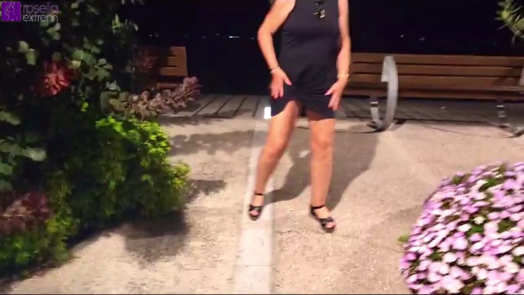 sexy foto nr. 2 von Public Piss an der Strand-Promenade! Urlaubs-Piss No. 1