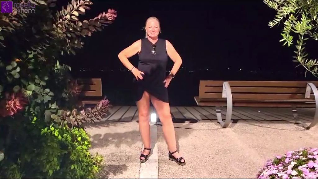 sexy foto nr. 4 von Public Piss an der Strand-Promenade! Urlaubs-Piss No. 1