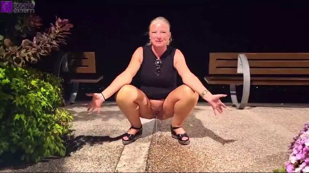 sexy foto nr. 6 von Public Piss an der Strand-Promenade! Urlaubs-Piss No. 1