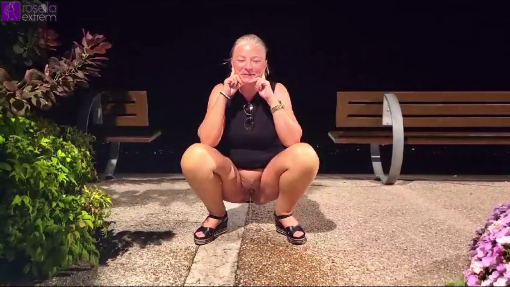 sexy foto nr. 7 von Public Piss an der Strand-Promenade! Urlaubs-Piss No. 1