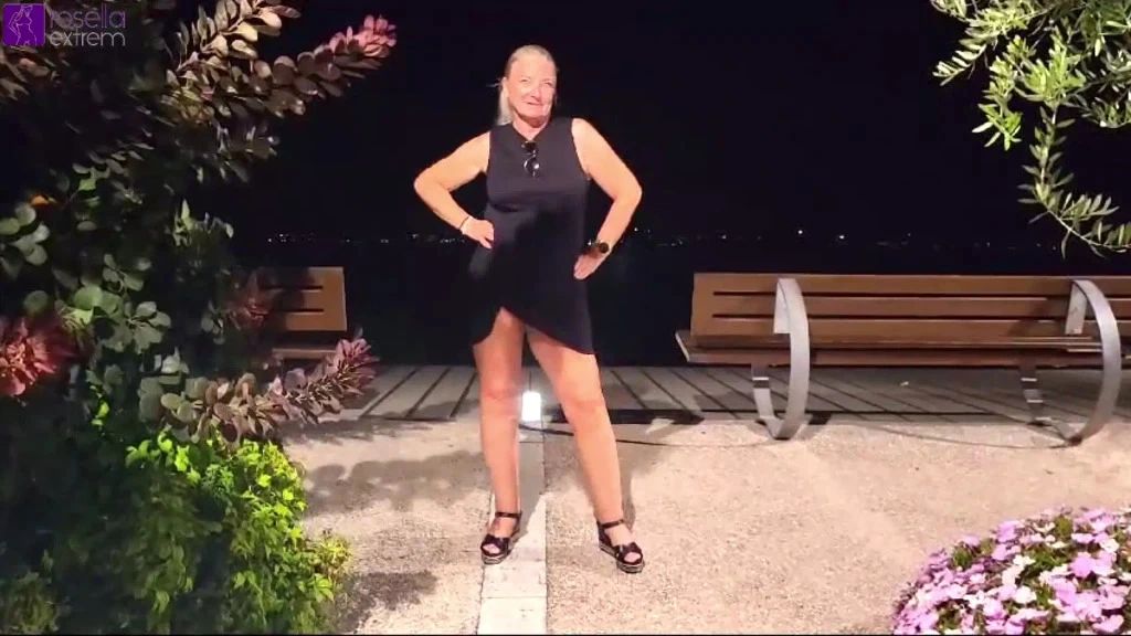 Public Piss an der Strand-Promenade! Urlaubs-Piss No. 1