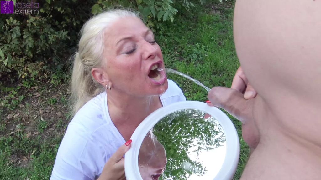 sexy foto nr. 3 von Mega Piss-GangBang! 25 Männer pissen mir Outdoor ins Maul! 2