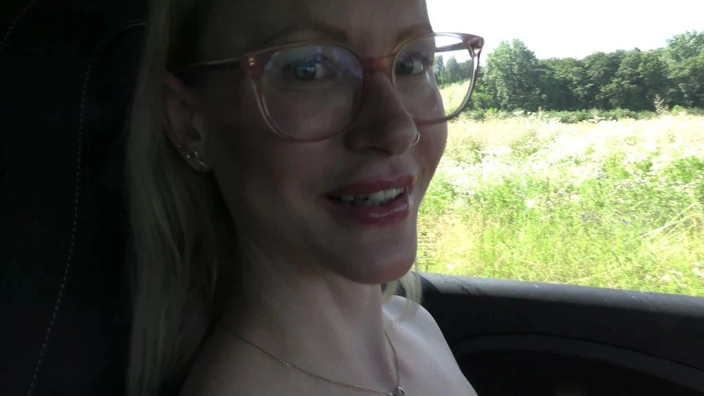 Ganz nackig Auto fahren