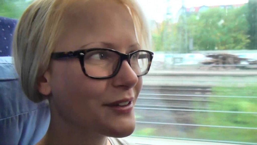 sexy foto nr. 2 von Mitten im Zug gefickt
