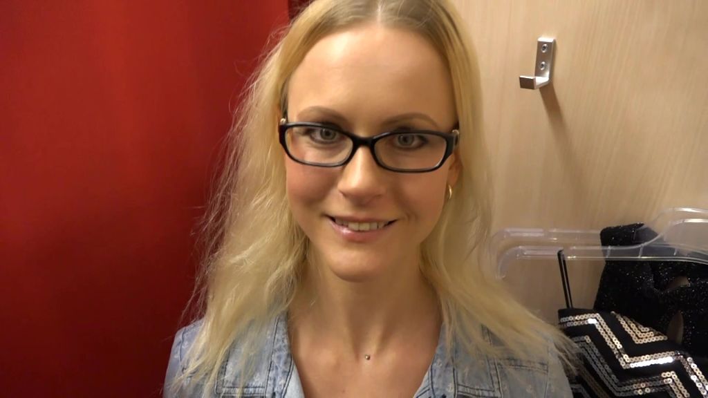 sexy foto nr. 2 von Public Fick beim Weihnachtsshopping