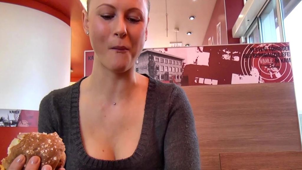 sexy foto nr. 2 von Spermadusche im Fastfood Laden