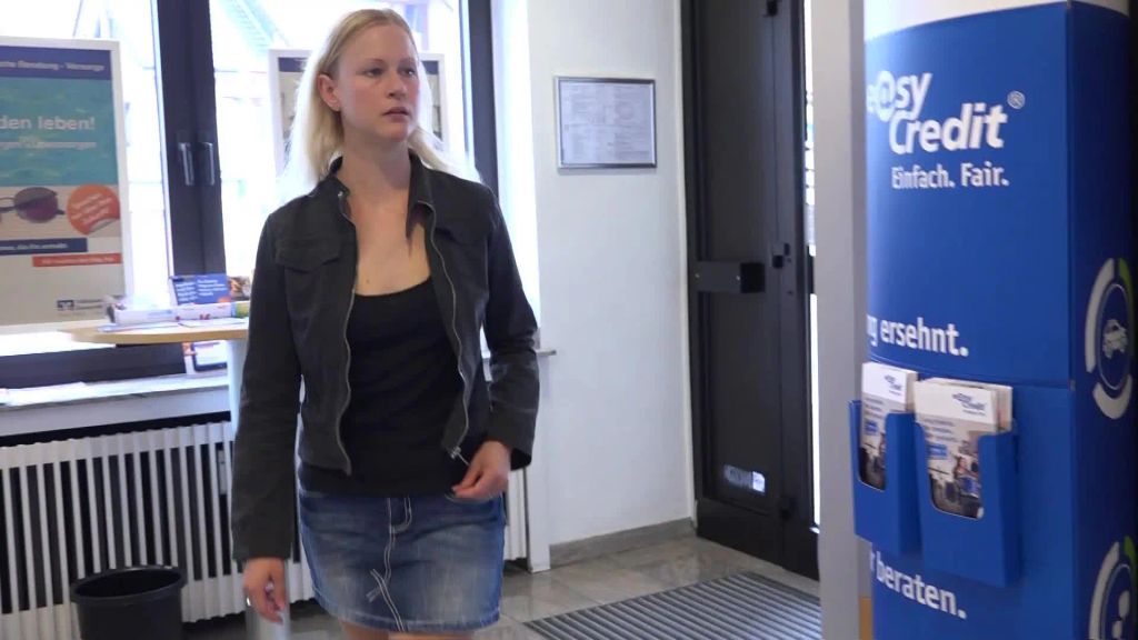 sexy foto nr. 1 von Ultra public! Mitten in der Bank gefickt!