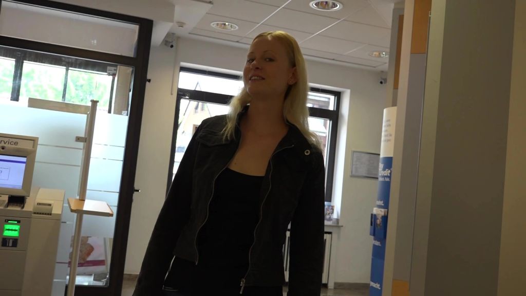 sexy foto nr. 3 von Ultra public! Mitten in der Bank gefickt!