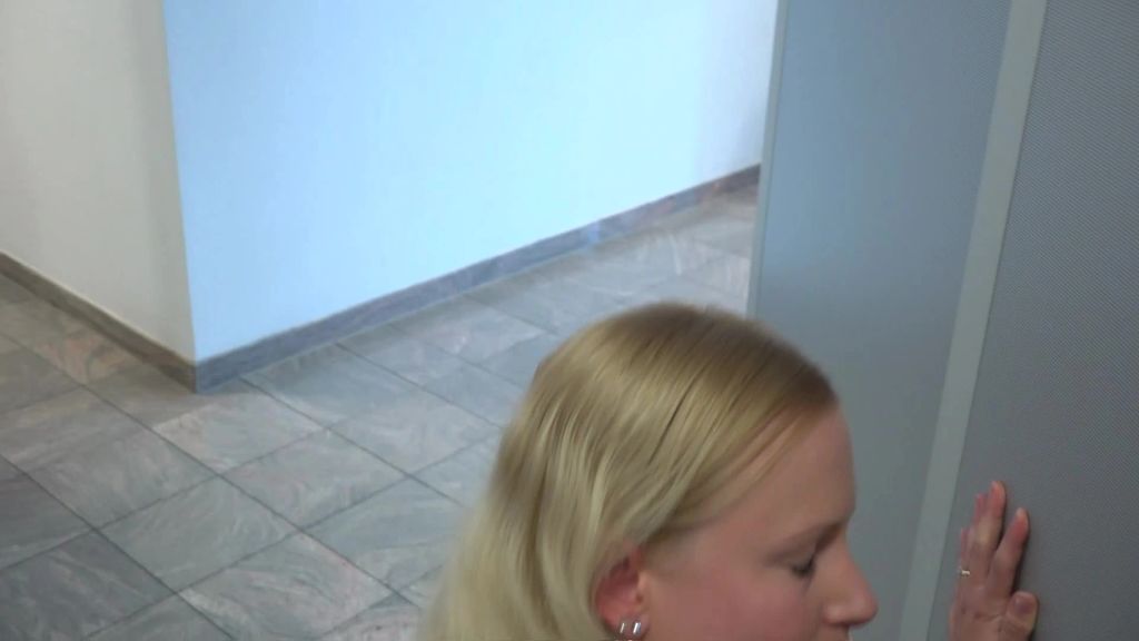 sexy foto nr. 7 von Ultra public! Mitten in der Bank gefickt!