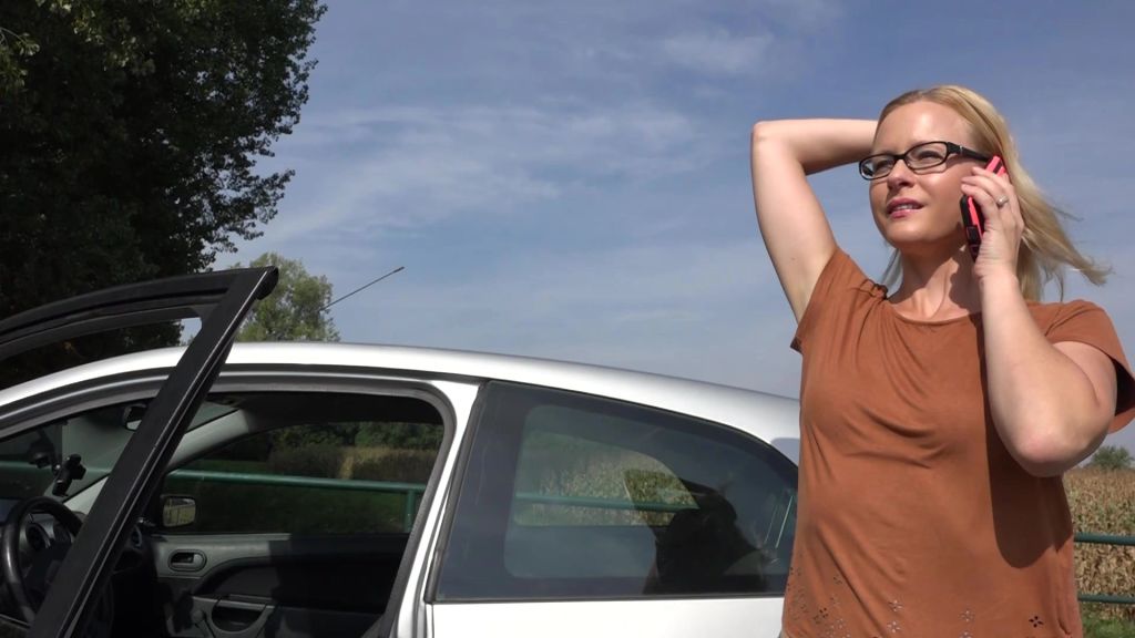 sexy foto nr. 2 von Autopanne! Stiefbruder fickt mich public!