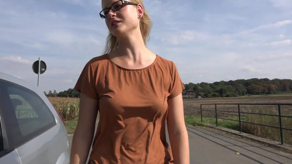 sexy foto nr. 3 von Autopanne! Stiefbruder fickt mich public!