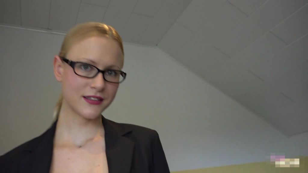 sexy foto nr. 2 von Büroschlampe fickt für mehr Gehalt