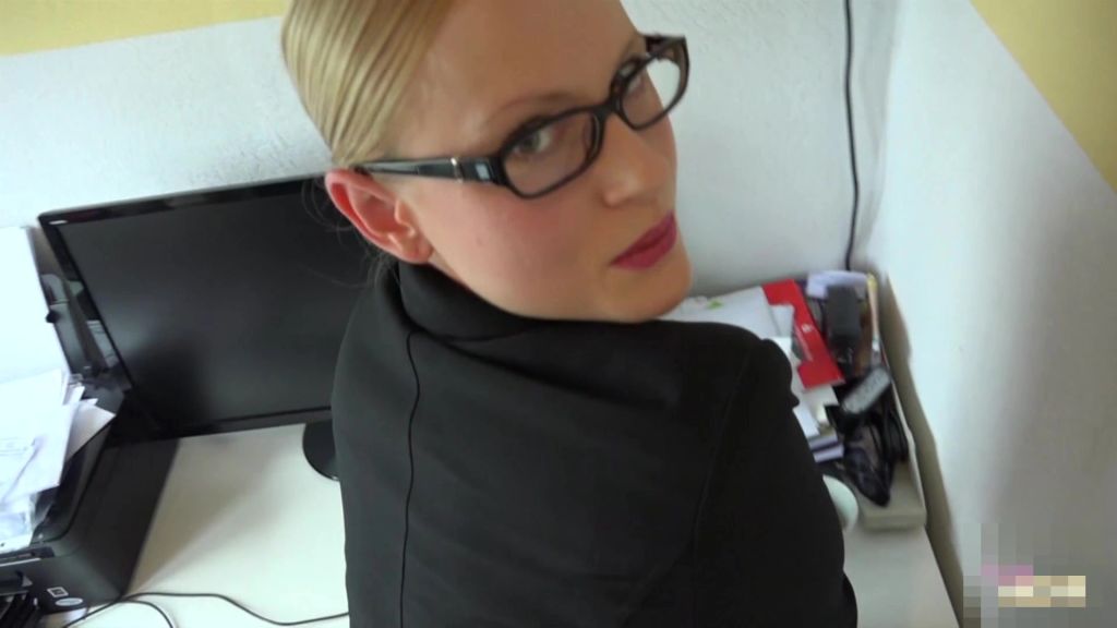 sexy foto nr. 10 von Büroschlampe fickt für mehr Gehalt