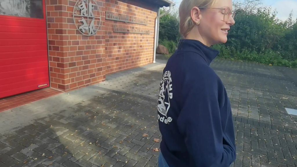 sexy foto nr. 3 von Feuerwehr Praktikantin PUBLIC gefickt